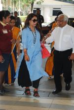 Rani Mukherjee snapped at airport  in Mumbai on 2nd dec 2014